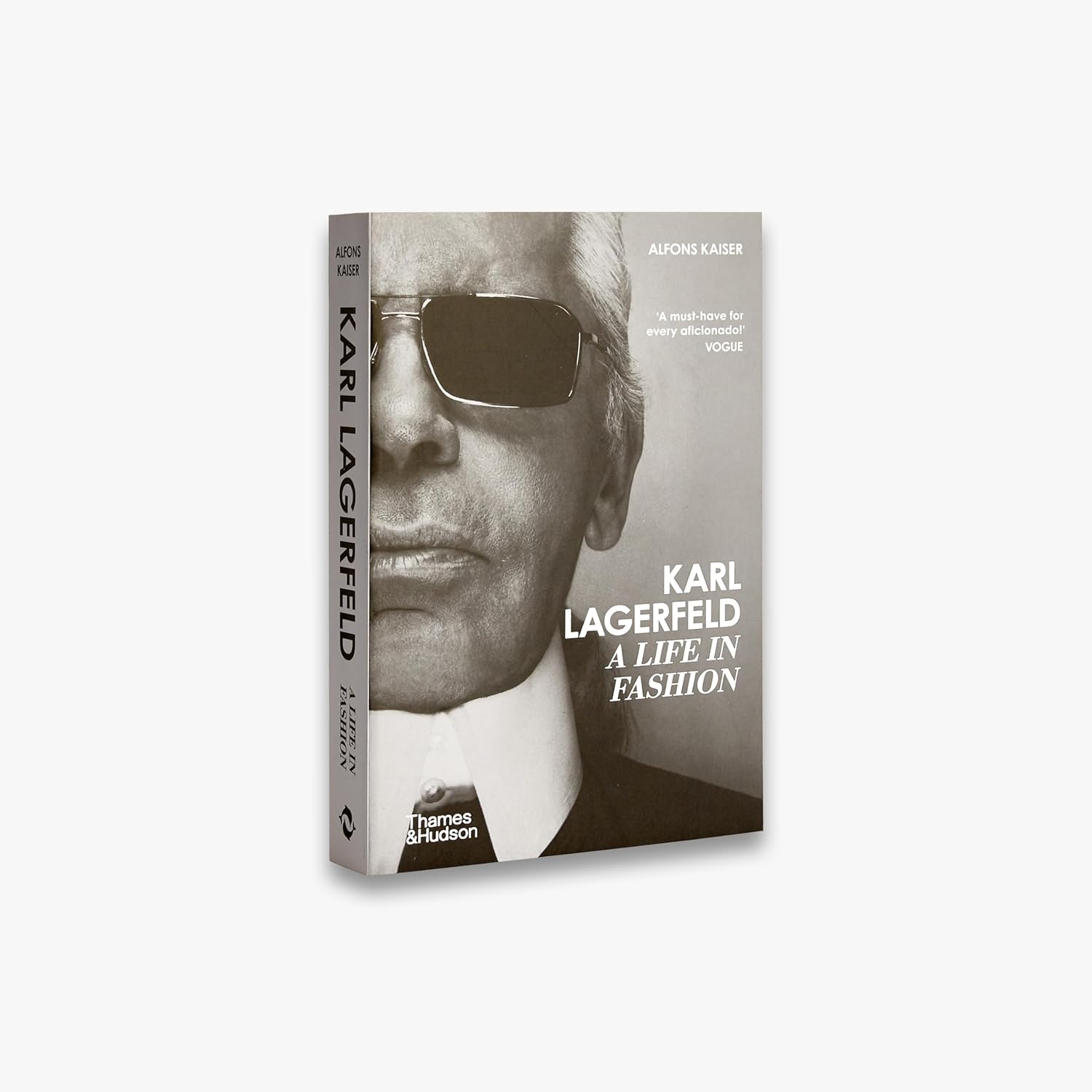 Karl Lagerfeld : a Life in Fashion